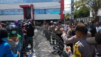 DPRD Sulteng Dikepung dari Selatan dan Utara, Mahasiswa Menilai  Polisi Takut Kehilangan Jabatan