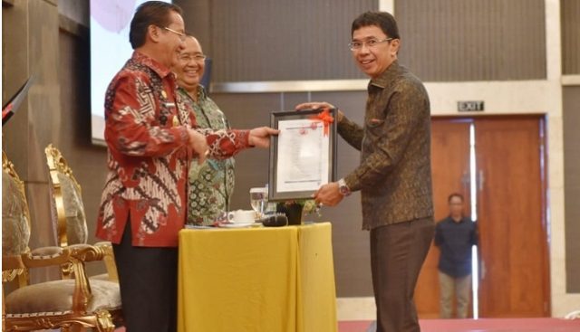 Gubernur Longki Serahkan DIPA 2020 ke Bupati/Wali Kota