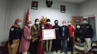Lomba Vlog Competition, OJK Serahkan Hadiah kepada Pemenang