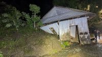 Jalan Raya Poros Malili-Sorowako Tertutup Tanah Longsoran Akibat Hujan Deras
