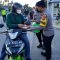 Jelang Buka Puasa, Polres Parimo Bagi-Bagi Takjil