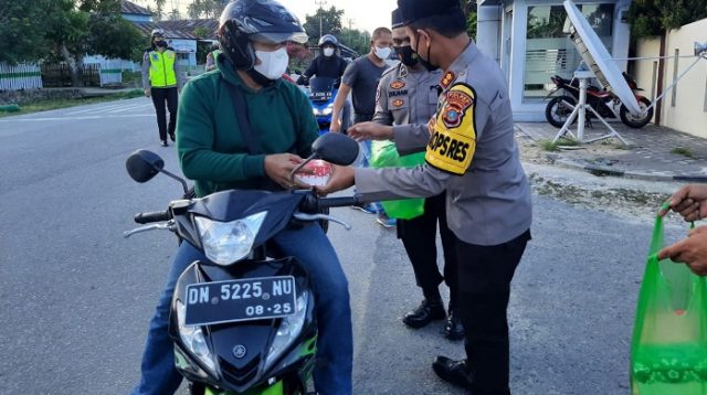 Kapolres Parimo Bagi Bagi Takjil jelang buka puasa