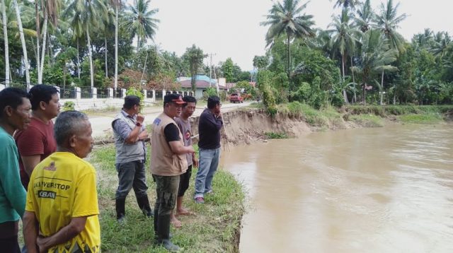 Anggota DPRD Kabupaten Tolitoli asal Partai Bulan Bintang (PBB), Erwin SH, mengajak pihak Badan Penanggulangan Bencana Daerah (BPBD) Kabupaten Tolitoli untuk meninjau kerusakan bendungan irigasi di Desa Tinigi dan ruas jalan yang ambrol di Desa Kalangkangan, Kecamatan Galang, Kabupaten Tolitoli, pasca-banjir.