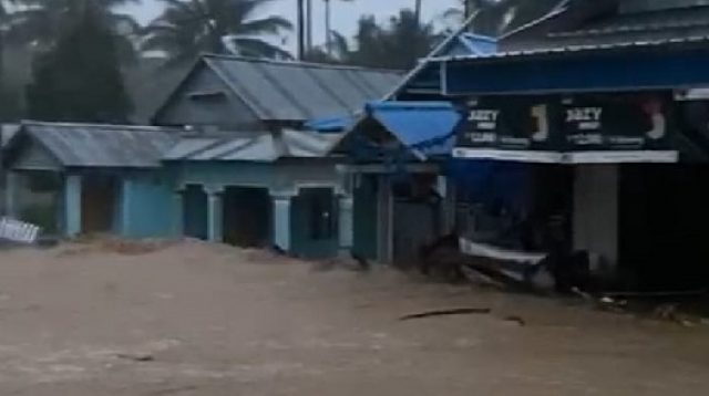 Banjir Masih Menggenangi Tolitoli hingga Malam Hari, Warga Tetap Siaga