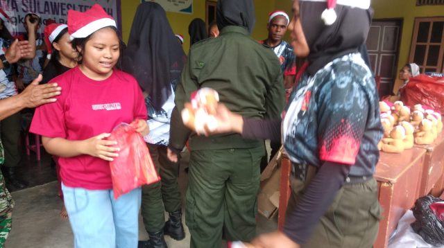 Menwa se-Sulteng sambangi Panti Asuhan Bunda Hati Kudus di Palu. (Foto: paluekspres.com)