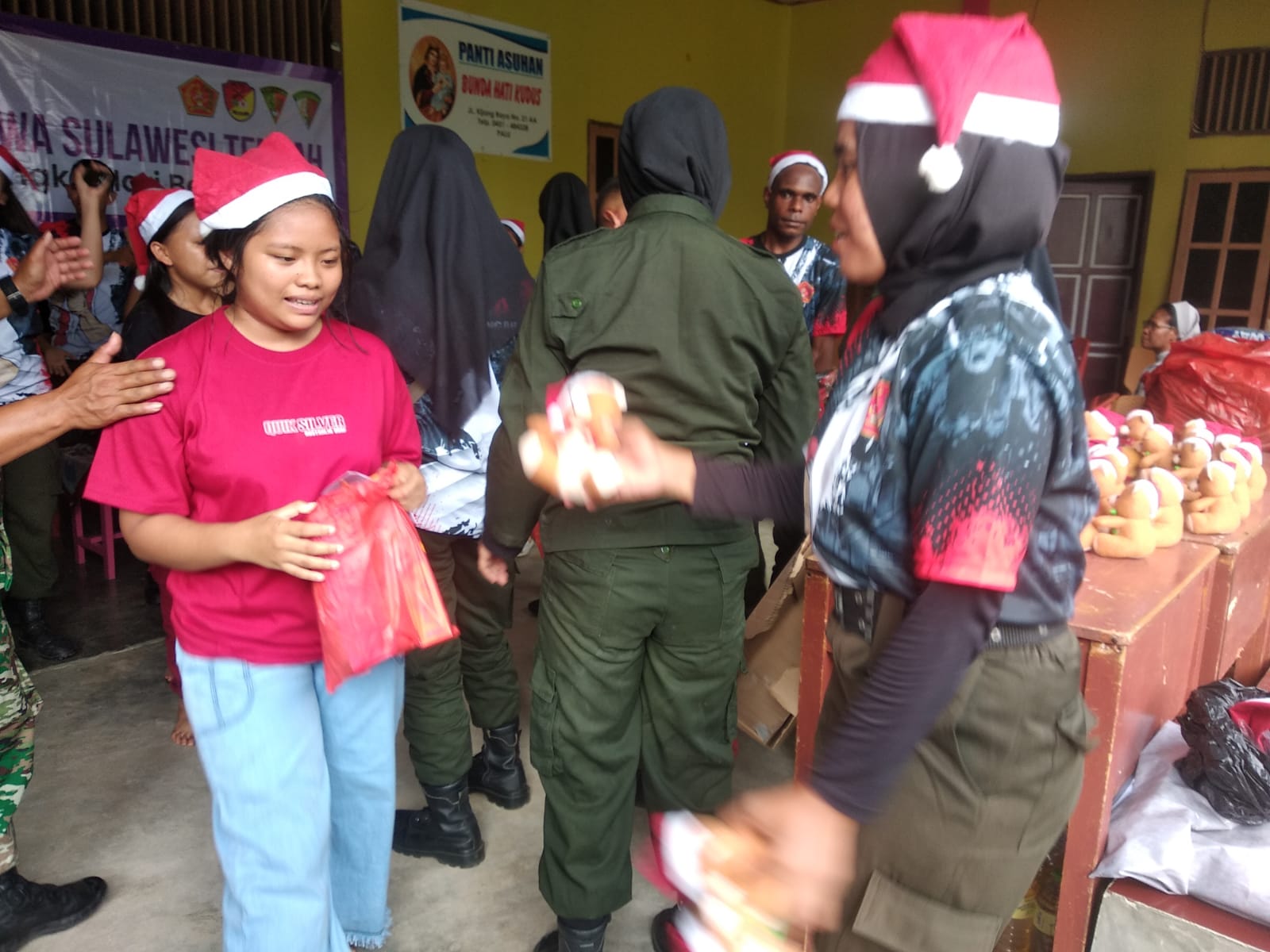 Menwa se-Sulteng sambangi Panti Asuhan Bunda Hati Kudus di Palu. (Foto: paluekspres.com)