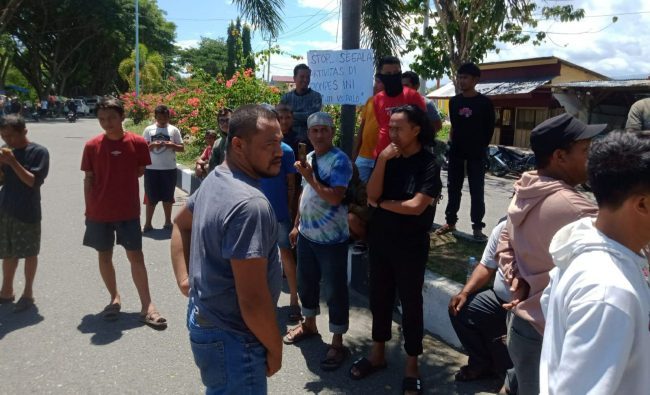 Puluhan Warga di Parimo Demo Minta Salah Satu Ponpes Ditutup