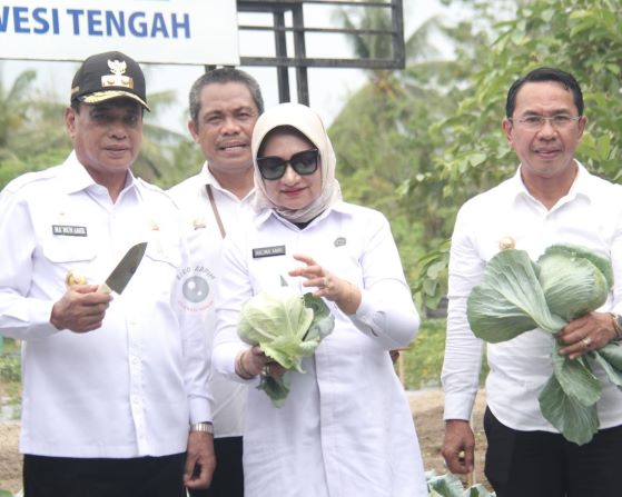 Wagub Sulteng Tanam Pohon Bersama Ibu Negara Dan Ibu Wury Maaruf Amin Paluekspres Com