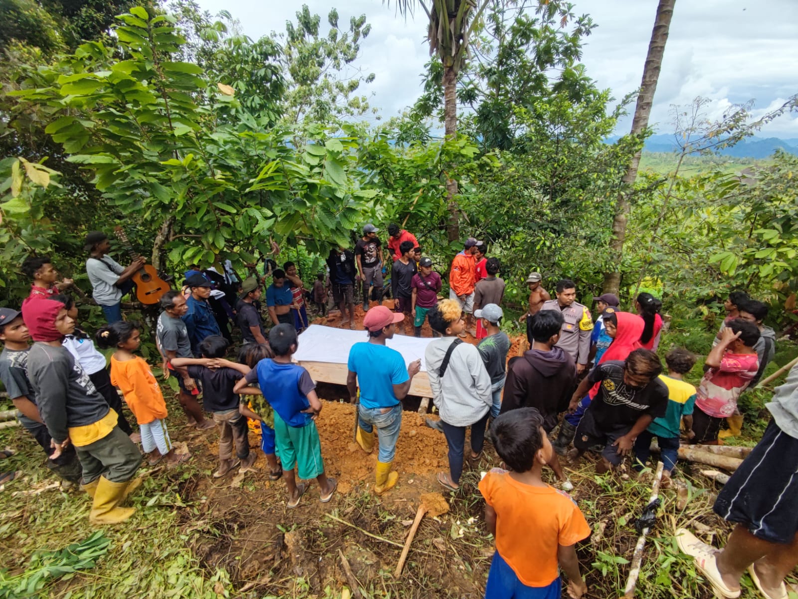 Polsek Marawola Olah TKP Penemuan Mayat Pria di Sungai Surumana