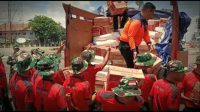 Atasi Krisis Pangan di Kepulauan Masalembo Logistik Diangkut dengan Kapal Perang