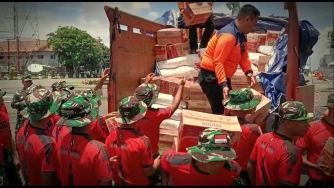 Atasi Krisis Pangan di Kepulauan Masalembo Logistik Diangkut dengan Kapal Perang
