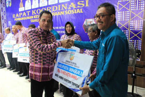 Usai Buka Rakor, Wagub Sulteng Serahkan Bantuan Sosial Untuk 13 Kabupaten/Kota di Morowali