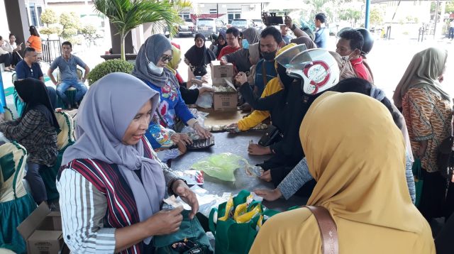 Tekan Inflasi, Kejari dan Pemkab Parimo Gelar Pasar Murah