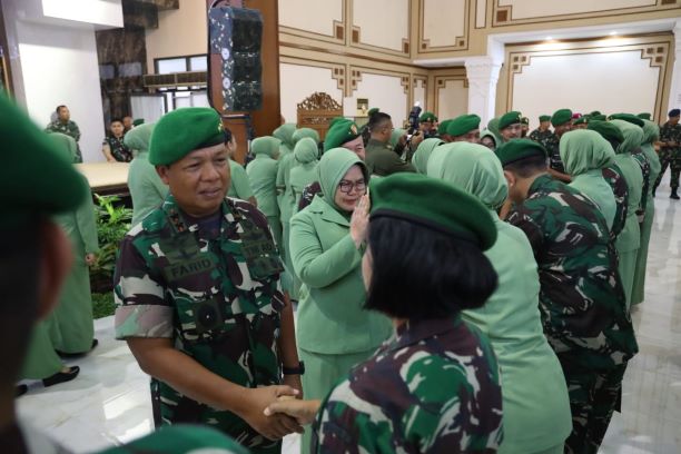 Laporan Korps Kenaikan Pangkat, Pangdam V/Brawijaya Ingatkan Istri Prajurit Hati-hati Bermedsos