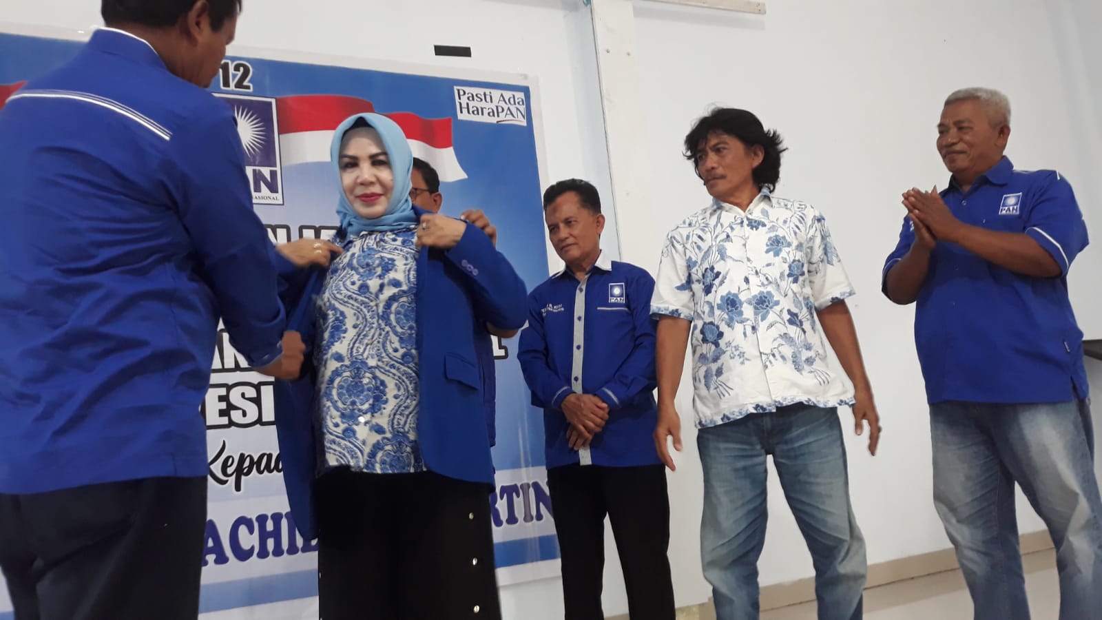 Ketua DPW PAN Sulteng, Rusli Baco Dg Palabbi menyematkan Jas PAN untuk Noor Wachida Prihartini Tombolotutu. (Foto: Aswadin/PaluEkspres.com)