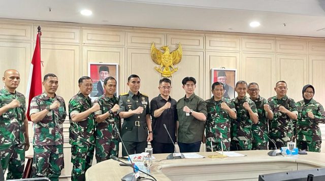 Kepala Pusat Kesehatan Tentara Nasional Indonesia Mayjen TNI dr. Guntoro saat menerima dukungan insektisida antimalaria dari PT. Vadel Ksatria Samudera Nusantara di Jakarta, Senin (15/5/2023). (Foto PT Vadel KSI untuk PaluEkspres.com)
