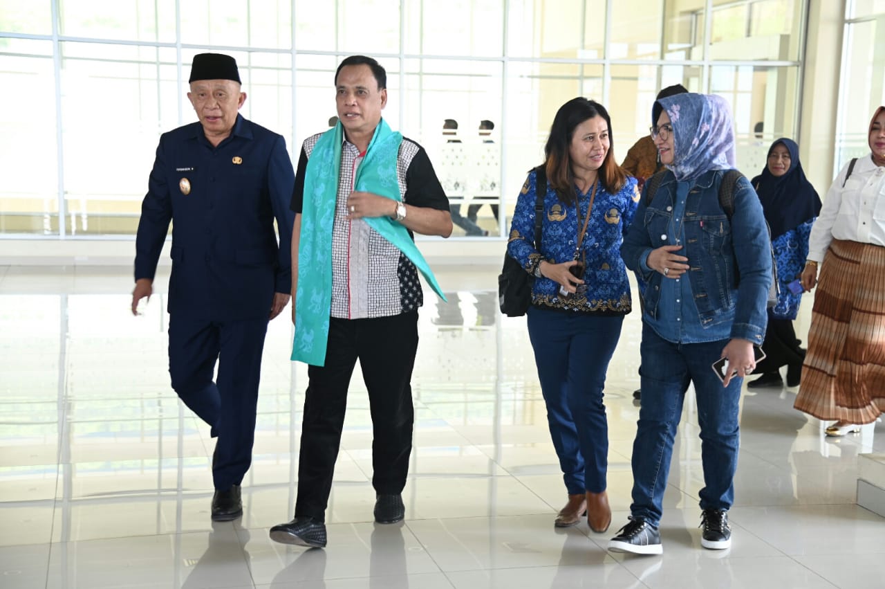 Batik Nambo untuk Wagub Sulteng Ma'mun Amir. (Foto Adpim Pemprov Sulteng untuk PaluEkspres.com)