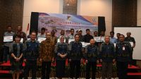 Wagub Sulteng Serahkan Bantuan Mesin Katinting ke 14 Nelayan Banggai