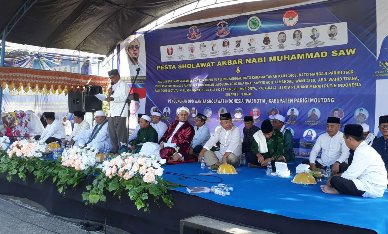 Asisten I Setda Parimo Abd Azis Tombolotutu saat menghadiri Sholawat Akbar Nabi Muhammad SAW. (Foto: Aswadin/PaluEkspres.com)