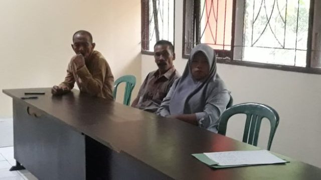 Warga Toboli Krisis Air Bersih, Sebab Fasilitas Rusak Akibat Pembukaan Lahan Tambak.Armawati, salah satu warga Dusun IV Desa Toboli saat menghadiri mediasi di DLH Parimo. (Foto - Aswadin/Palu Ekspres)