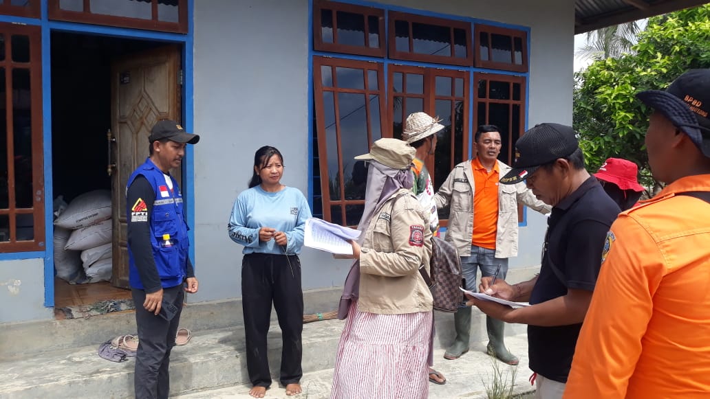 (Tim Konsolidasi saat melakukan verifikasi di rumah terdampak banjir di Balinggi. (Foto: Aswadin/PaluEkspres.com)