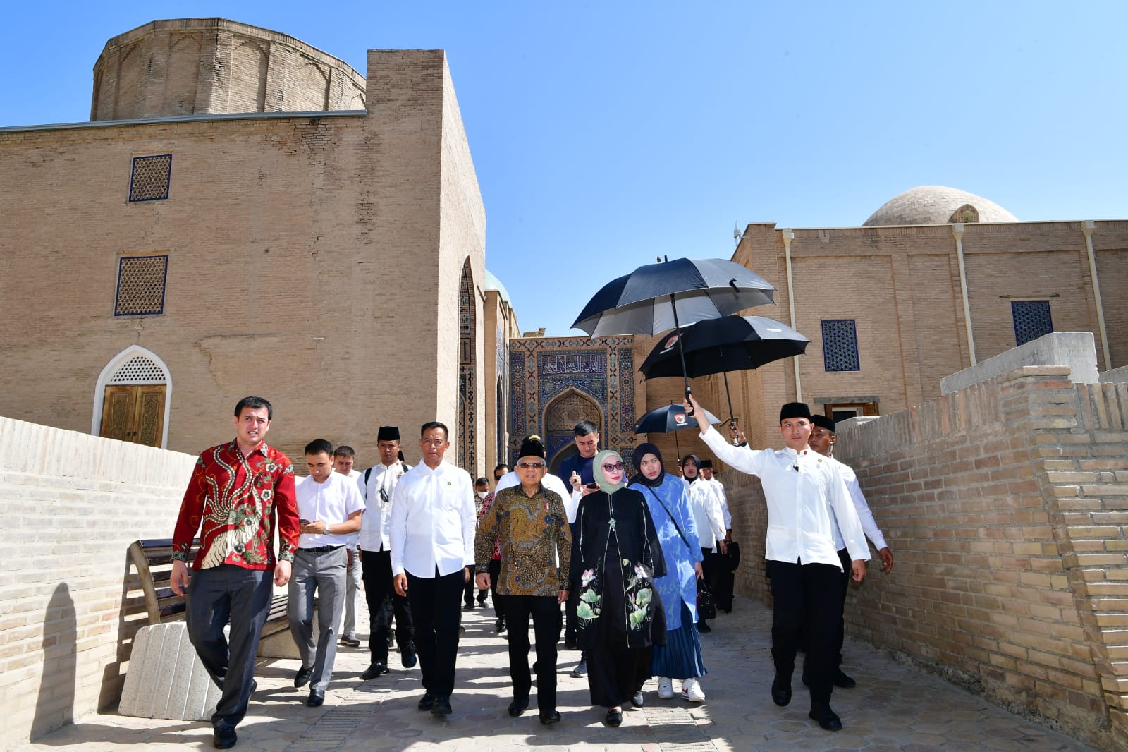 Wapres Ziarah ke Makam Sahabat Nabi Muhammad SAW, Qatsam Ibn Abbas. (Foto: BPMI/Setwapres RI)