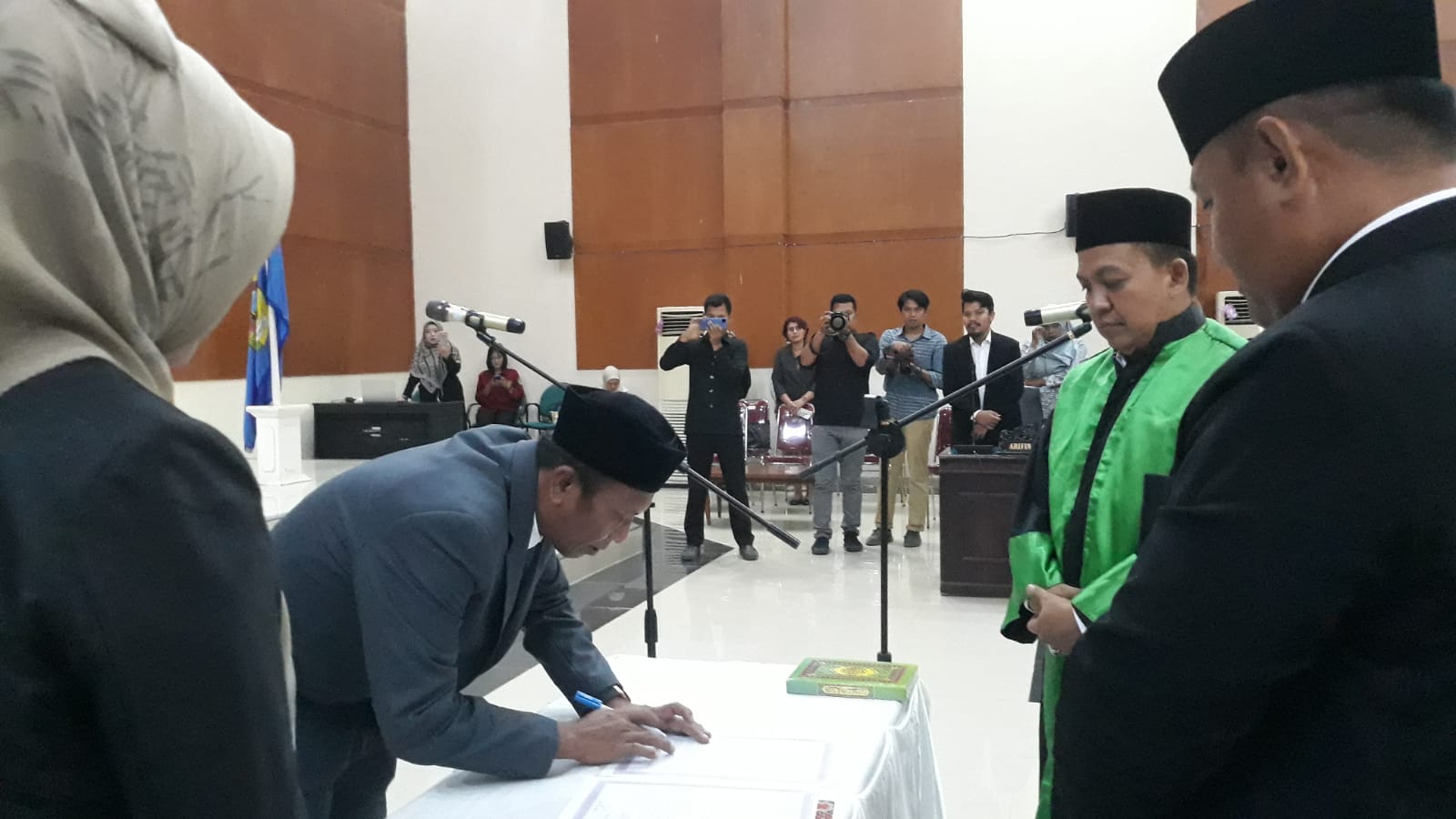 Ketua DPRD Parimo, Sayutin Budianto tanda tangani berita acara pelantikan PAW anggota DPRD. (Foto: Aswadin/PaluEkspres.com).