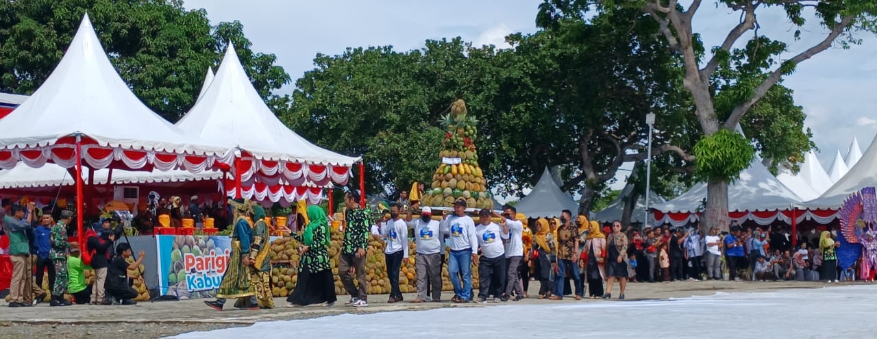 Tumpukan ribuan buah durian pada Festival Durian Internasional di Parigi Moutong. (Foto: Aswadin/PaluEkspres.com)