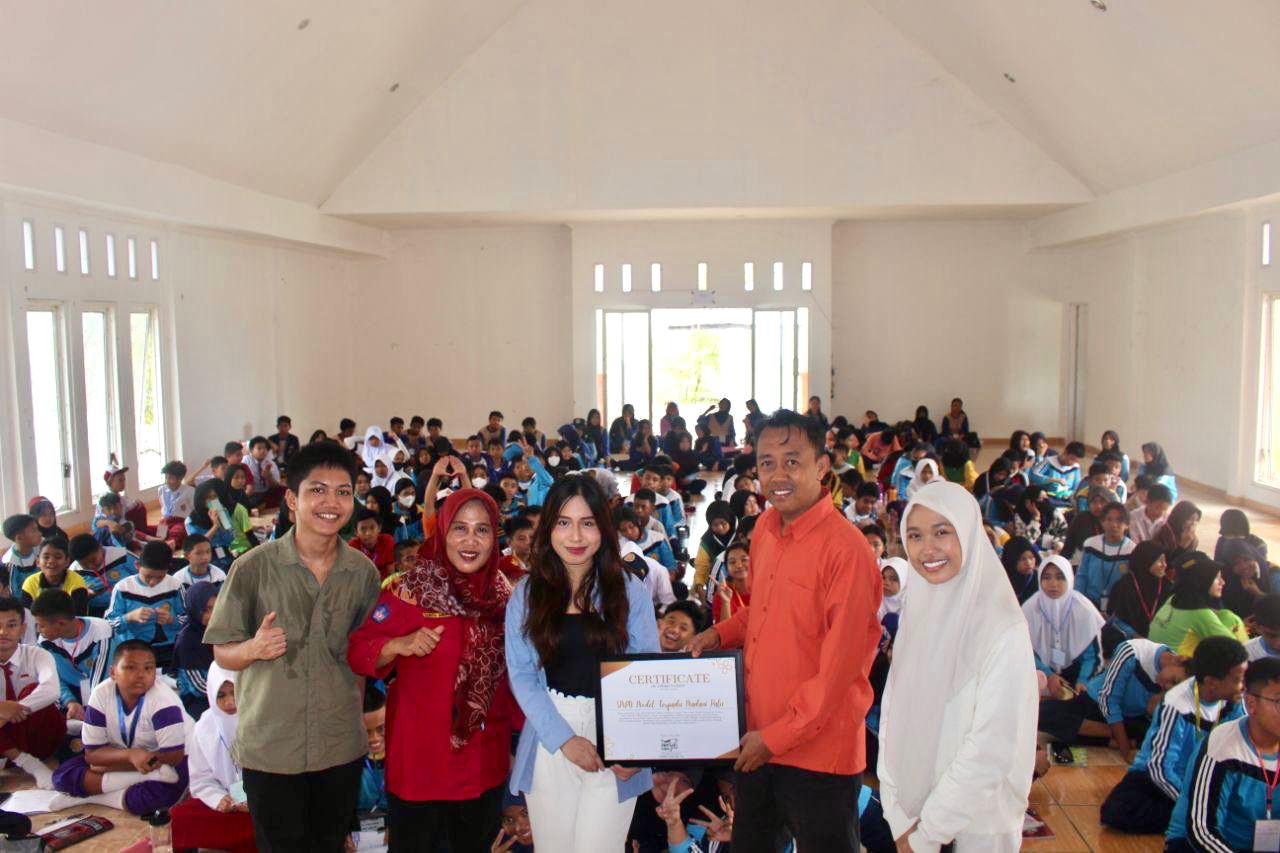 Founder YTC Novrani Erryztafitri menyerahkan sertifikat penghargaan kepada Kepala SMP Madani, Supriady M Djafar usai memberikan materi pada MPLS, Kamis 6 Juli 2023. (Foto: Dokumen YTC)