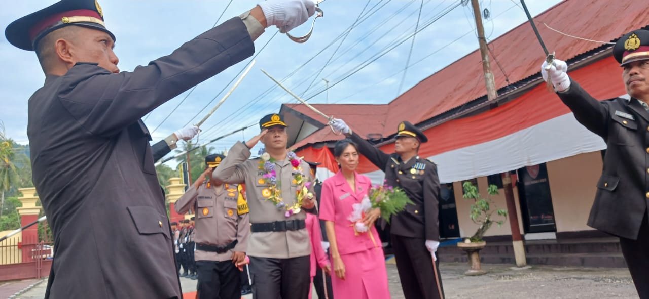 Kapolres Parimo saat disambut dengan upacara pedang pora. (Foto: Aswadin/PaluEkspres.com)