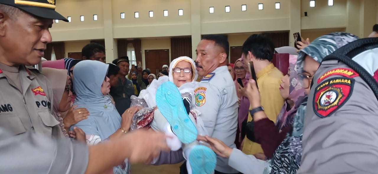 Wabup Badrun Nggai Terima Jemaah Haji Parimo Kloter 9. (Foto: Aswadin/PaluEkspres.com)