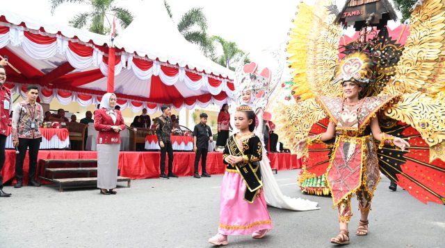 Sekprov Sulteng Lepas Karnaval Puncak Kampanye Gernas BBI dan BBWI.