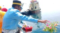 Ketua DPRD Parimo saat tabur bunga di Dermaga Pelabuhan Parigi.(Foto: Aswadin/PaluEkspres.com)