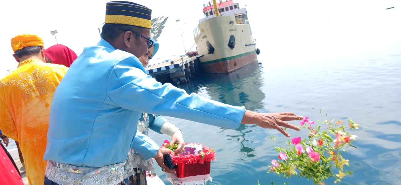 Ketua DPRD Parimo saat tabur bunga di Dermaga Pelabuhan Parigi.(Foto: Aswadin/PaluEkspres.com)