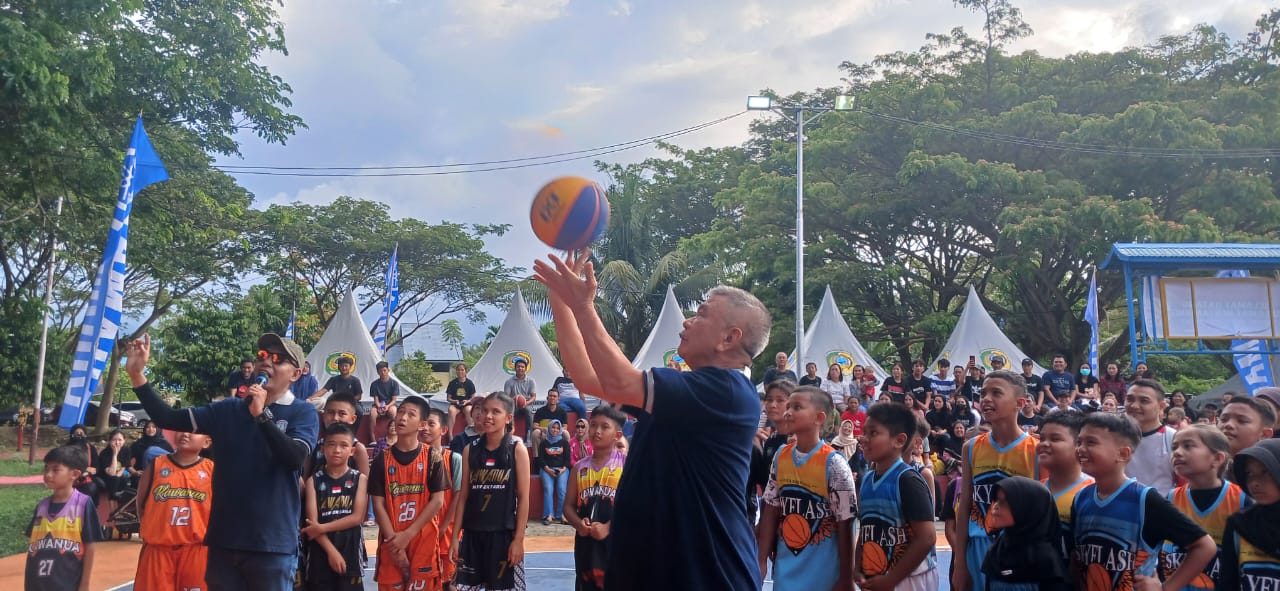 Bupati Parimo, Samsurizal Tombolotutu saat melempar bola ke ring basket pada pembukaan turnamen basket kelompok umur di Parimo.(Foto: Aswadin/PaluEkspres.com)