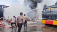 Tim SAR Ditsamapta Polda Sulteng Bantu Warga Padamkan Kebakaran