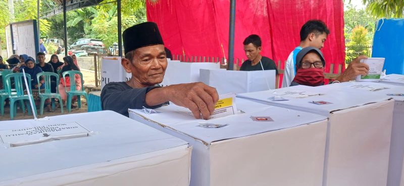 Pemilih di Desa Pembalowo saat melakukan simulasi pungut hitung suara.(Foto - Aswadin/Palu Ekspres).