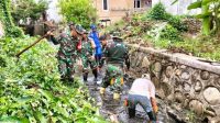 TNI Bersama Warga Gotong royong Bersihkan Saluran Air di Kelurahan Maesa Parimo