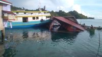 Kapal Menabrak Rumah Warga di Dermaga Pulau Papan Tojo Unauna