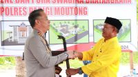 Lembaga Adat Kagaua Patanggota Parigi Memberikan Guma ke Kapolres Parimo