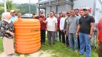 Kunjungi Bangkep, Wagub Sulteng Salurkan Bantuan Tandom Air ke Warga