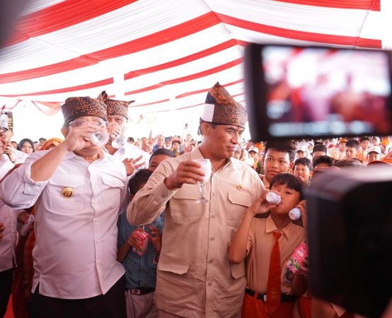 Simbol Perdamaian, Mentan Amran Minum Susu Bersama Ribuan Anak Sekolah, Peternak, dan Pelaku Industri Susu