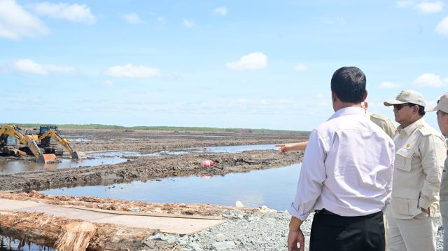 Presiden Prabowo Tinjau Infrastruktur Areal Lumbung Pangan di Wanam