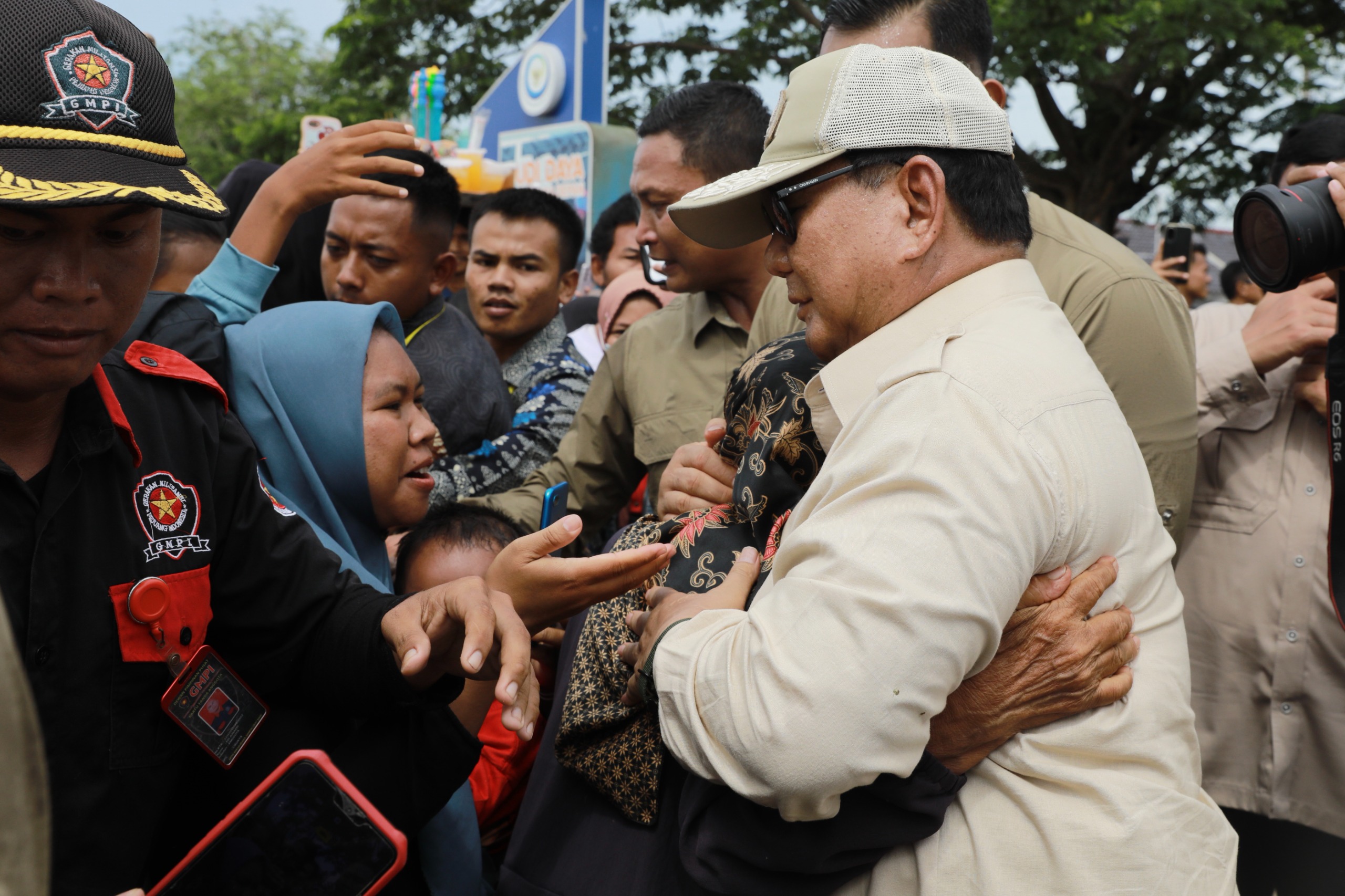 Prabowo Sapa Hangat Ratusan Warga Karawang, Usai Tinjau Budidaya Tambak Ikan Nila