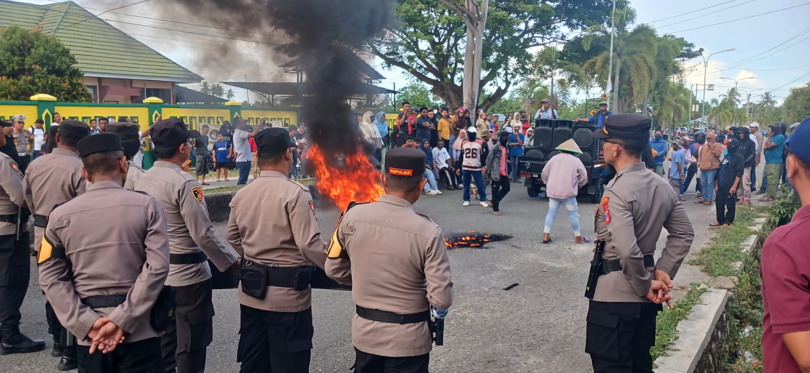 Aliansi Masyarakat Peduli Demokrasi Demo KPU Parigi Moutong