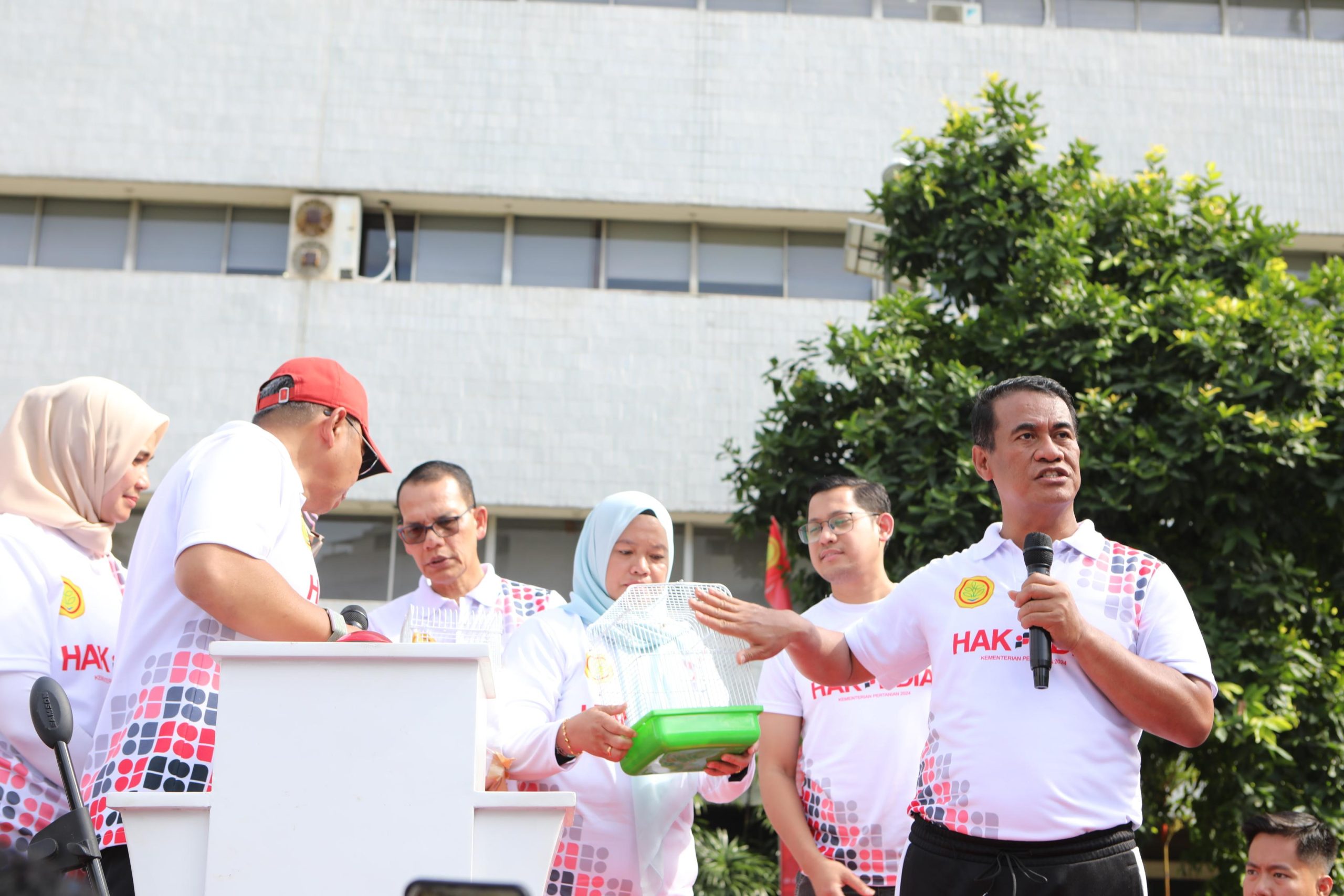 Mentan Amran Bagikan Sajadah dan Tikus ke Staf pada Peringatan Hari Antikorupsi