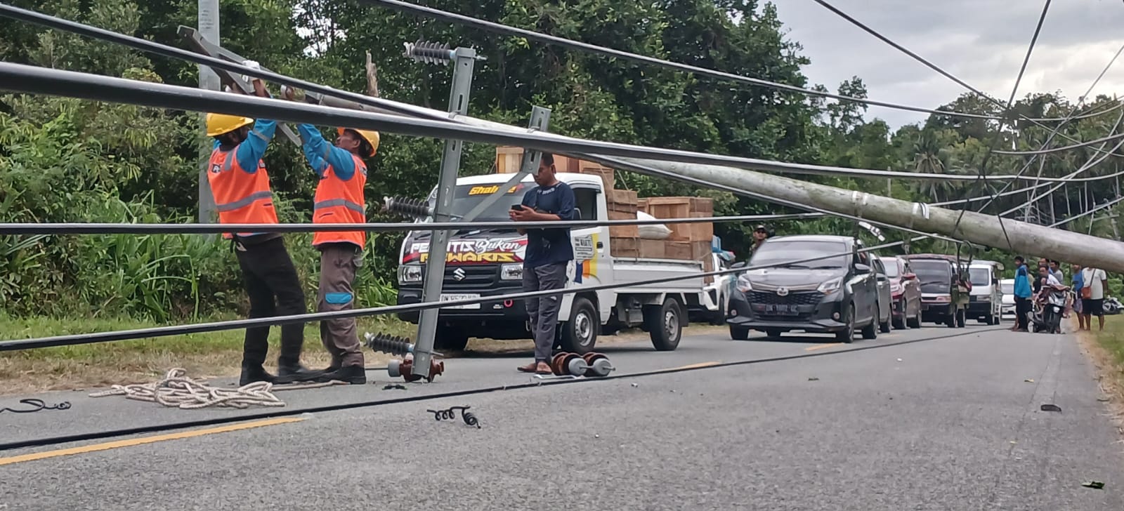 Diterjang Angin Kencang, 7 Tiang Listrik di Parimo Roboh Tutupi Jalur Trans Sulawesi
