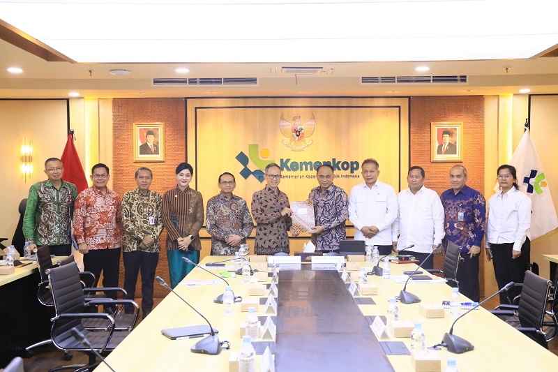 Kemenkop Serahkan ke OJK Daftar Koperasi yang Jalankan Kegiatan Sektor Jasa Keuangan