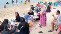 Pantai Nalori Bambalemo Penuh Pengunjung Yang Liburan Tahun Baru