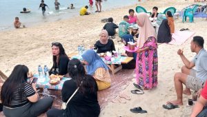 Pantai Nalori Bambalemo Penuh Pengunjung Yang Liburan Tahun Baru